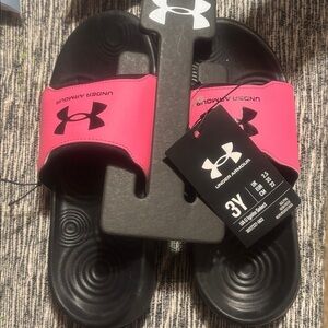 Brand New Under Armour Ignite Select Black and Pink Slides size 3Y